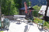 TERRASSE ACCES A LA FONTAINE ET JEUX D'ENFANTS