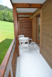 balcon avec table et chaises extérieurs