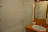 salle de bain avec baignoire