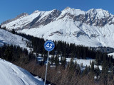 Piste retour station face aux Aravis, après avoir skié face au Mont-Blanc