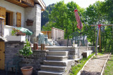 TERRASSE ACCES A LA FONTAINE AINSI QU'AU GÎTE
