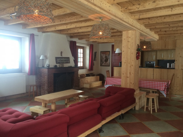 Séjour coin feu vue sur cuisine - © Flavigny Catherine Séjour coin feu vue sur cuisine