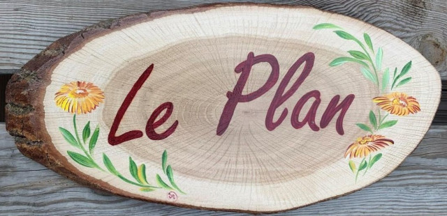 PEINTURE SUR BOIS DU NOM DU GÎTE - © H. Girard PEINTURE SUR BOIS DU NOM DU GÎTE