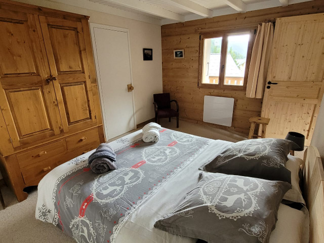 CHAMBRE LIT QUEEN SIZE - © H. Girard CHAMBRE LIT QUEEN SIZE