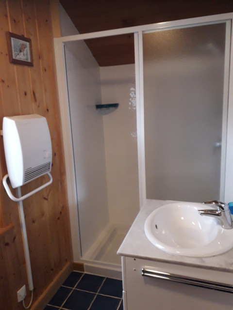 Chalet Claire Vallée - Salle d'eau - © Bernard Ours Chalet Claire Vallée - Salle d'eau