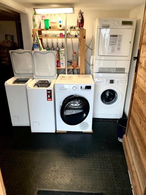 BUANDERIE AVEC 3 LL ET 2 SL - TABLE A REPASSER... - © H. Girard BUANDERIE AVEC 3 LL ET 2 SL - TABLE A REPASSER...