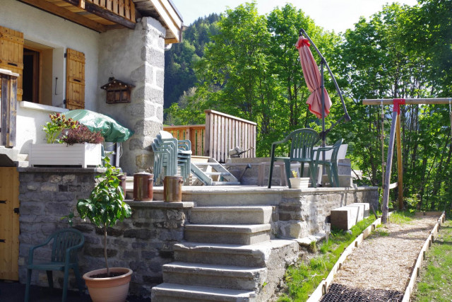 TERRASSE ACCES A LA FONTAINE AINSI QU'AU GÎTE 