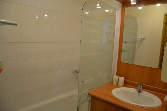 salle de bain avec baignoire - © Gouès Max salle de bain avec baignoire