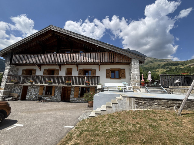TERRASSE ACCES A LA FONTAINE ET JEUX D'ENFANTS