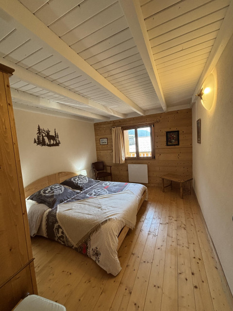 CHAMBRE LIT QUEEN SIZE - © H. Girard CHAMBRE LIT QUEEN SIZE