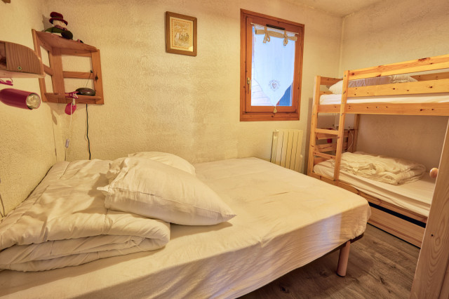 _lv_images__lot_0000100243_05_6905662