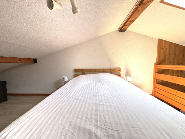 _lv_images__lot_0000100280_03_7701123