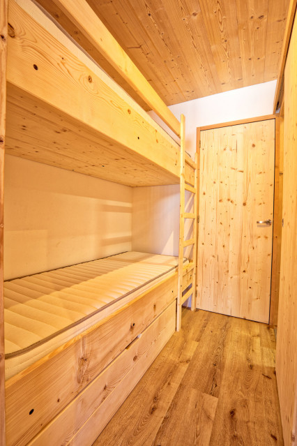 _lv_images__lot_0000970363_04_7694004