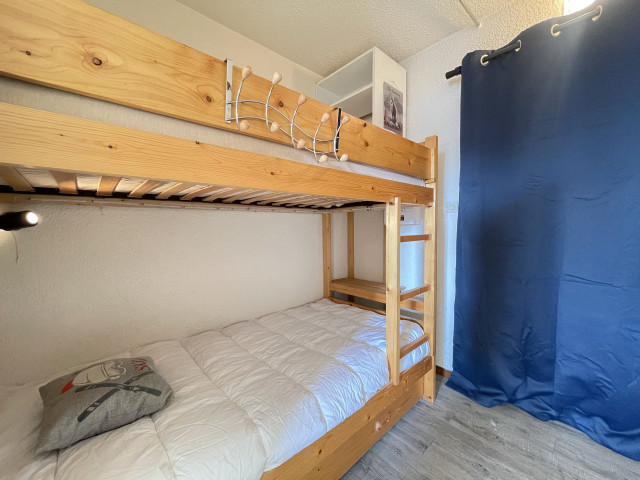 _lv_images__lot_0000970427_10_7670733