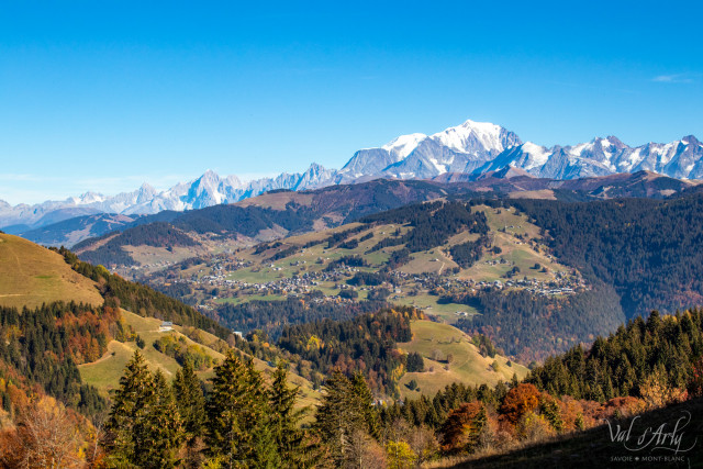 Contemplation à l'automne dans le Val d'Arly Contemplation à l'automne dans le Val d'Arly