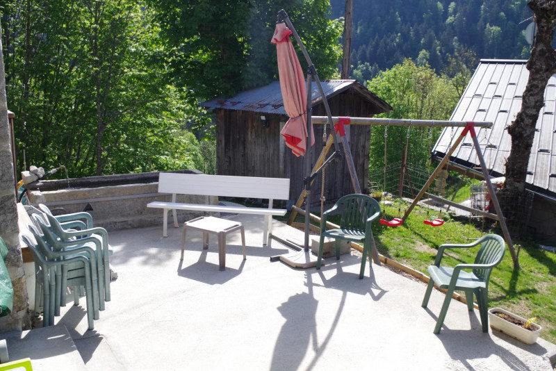 TERRASSE ACCES A LA FONTAINE ET JEUX D'ENFANTS