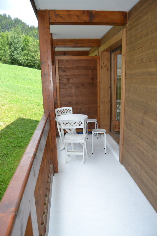 balcon avec table et chaises extérieurs