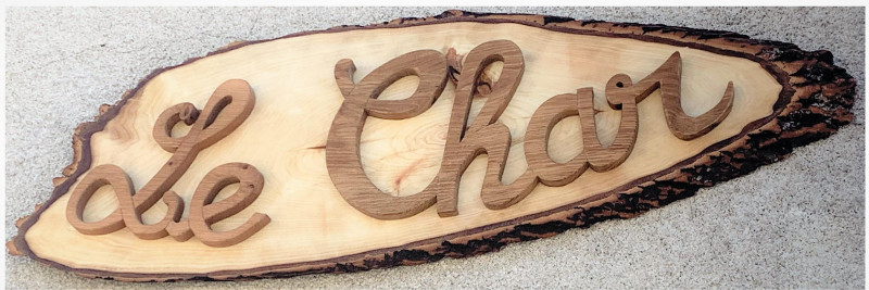 Panneau bois chantourné au nom du chalet Panneau bois chantourné au nom du chalet